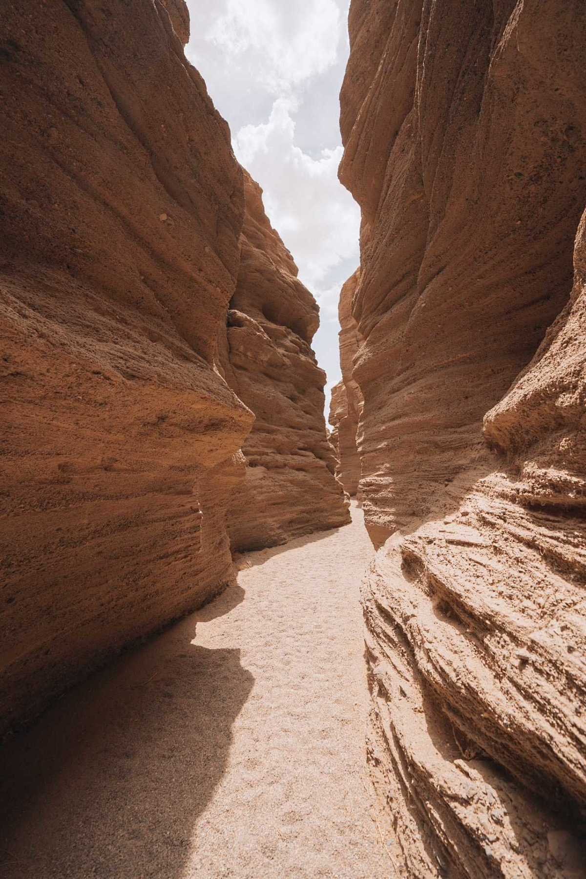 Layered sandstone canyon walls in warm terracotta tones, inspiring natural stone surfaces by Orizzon.